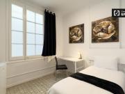 Se alquila habitación en piso de 9 habitaciones en Barcelona