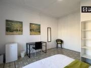 Se alquila habitación en piso de 9 habitaciones en Barcelona