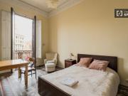 Se alquila habitación en piso de 9 habitaciones en Barcelona