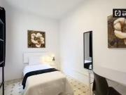 Se alquila habitación en piso de 9 habitaciones en Barcelona