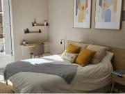 Se alquila habitación en piso de 9 habitaciones en Barcelona
