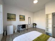 Se alquila habitación en piso de 9 habitaciones en Barcelona