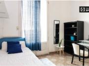 Se alquila habitación en piso de 9 habitaciones en Barri...