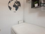 Se alquila habitación en piso de 9 habitaciones en...