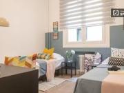 Se alquila habitación en piso de 9 habitaciones en Gran...