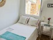 Se alquila habitación en piso luminoso de 3 dormitorios...