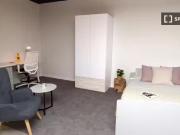 Se alquila habitación en residencia de estudiantes en...