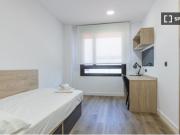 Se alquila habitación en residencia en Fuencarral El...