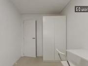 Se alquila habitación en un apartamento de 4 dormitorios...