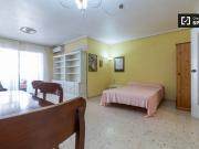 Se alquila habitación en un apartamento de 5 dormitorios...