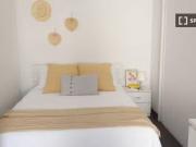 Se alquila habitación exterior en piso de 6 dormitorios...