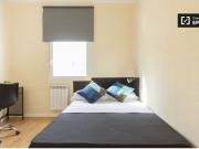 Se alquila habitación luminosa en apartamento de 6...