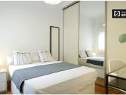 Se alquila habitación luminosa en apartamento de 7...