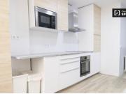 Se alquila habitación luminosa en apartamento de 7...