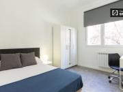 Se alquila habitación luminosa en elegante apartamento...