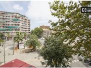 Se alquila habitación moderna con balcón en un...