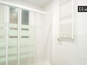 Se alquila habitación moderna en apartamento de 7...