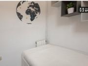 Se alquila habitación moderna en piso de 9 habitaciones...