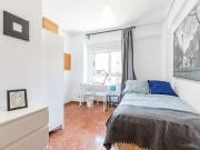 Se alquila habitación modesta en apartamento de 9...