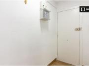 Se alquila habitación ordenada en piso de 4 dormitorios...