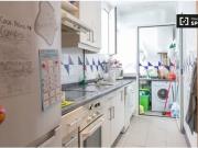 Se alquila habitación soleada en apartamento de 7...