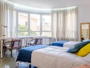 Se alquila habitación soleada en piso de 5 dormitorios...