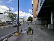 Se alquila local comercial en la Avenida Nueva Granada...