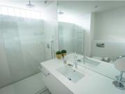 Se alquila magnífico piso con piscina y garaje en el...