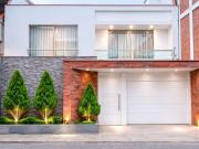 SE ALQUILA MODERNA Y CÉNTRICA CASA DE 3 PISOS CON 4...