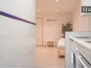 Se alquila piso de 1 dormitorio en Embajadores, gastos...