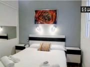Se alquila piso de 2 habitaciones en Embajadores con...