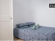 Se alquila piso de 2 habitaciones en Embajadores, gastos...