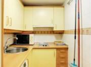 Se alquila piso de 2 habitaciones en Embajadores, gastos...