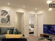Se alquila piso de 2 habitaciones en Embajadores, gastos...