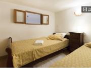 Se alquila piso de 2 habitaciones en Embajadores, gastos...