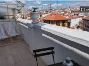 Se alquila piso de 2 habitaciones en Embajadores, solo...