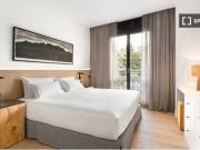 Se alquila piso de 2 habitaciones en La Salut, gastos...