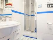 Se alquila piso de 2 habitaciones en la Salut, gastos...