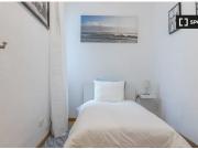 Se alquila piso de 2 habitaciones en Ríos Rosas, gastos...