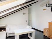 Se alquila piso de 2 habitaciones en Sol, gastos incluidos