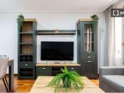 Se alquila piso de 2 habitaciones en Sol, gastos incluidos