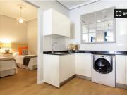 Se alquila piso de 2 habitaciones en Sol, se admiten...