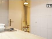 Se alquila piso de 3 habitaciones en Embajadores, gastos...
