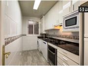 Se alquila piso de 3 habitaciones en La Salut, gastos...