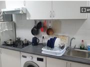 Se alquilan habitaciones en apartamento de 1 dormitorio...