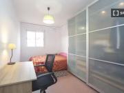 Se alquilan habitaciones en apartamento de 3 dormitorios...