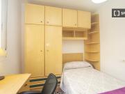Se alquilan habitaciones en apartamento de 3 dormitorios...