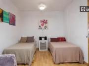 Se alquilan habitaciones en apartamento de 4 dormitorios...