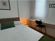 Se alquilan habitaciones en apartamento de 4 dormitorios...