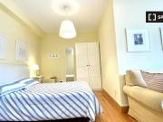 Se alquilan habitaciones en apartamento de 5 dormitorios...